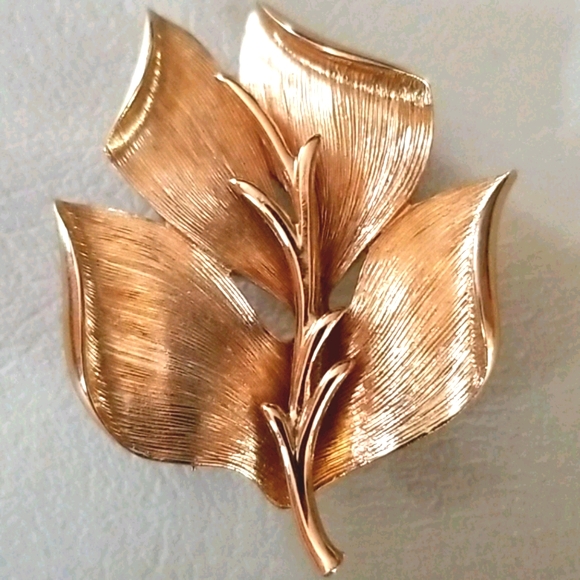 Vintage Signed MONET Brushed Goldtone Leaf Brooch - Picture 7 of 15
